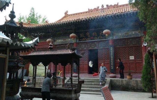 河南千年古寺里的千年古樹(shù)仍枝繁葉茂